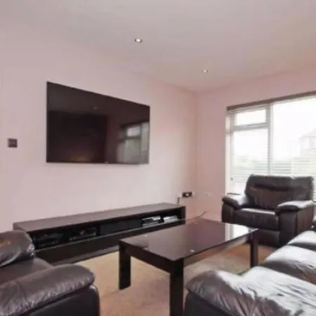 Bachelor Road Apartment *