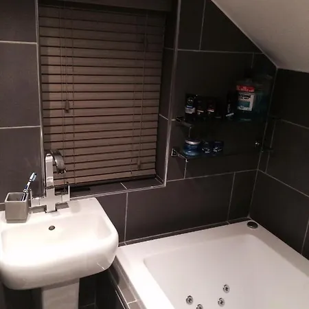 Apartment Bachelor Road *